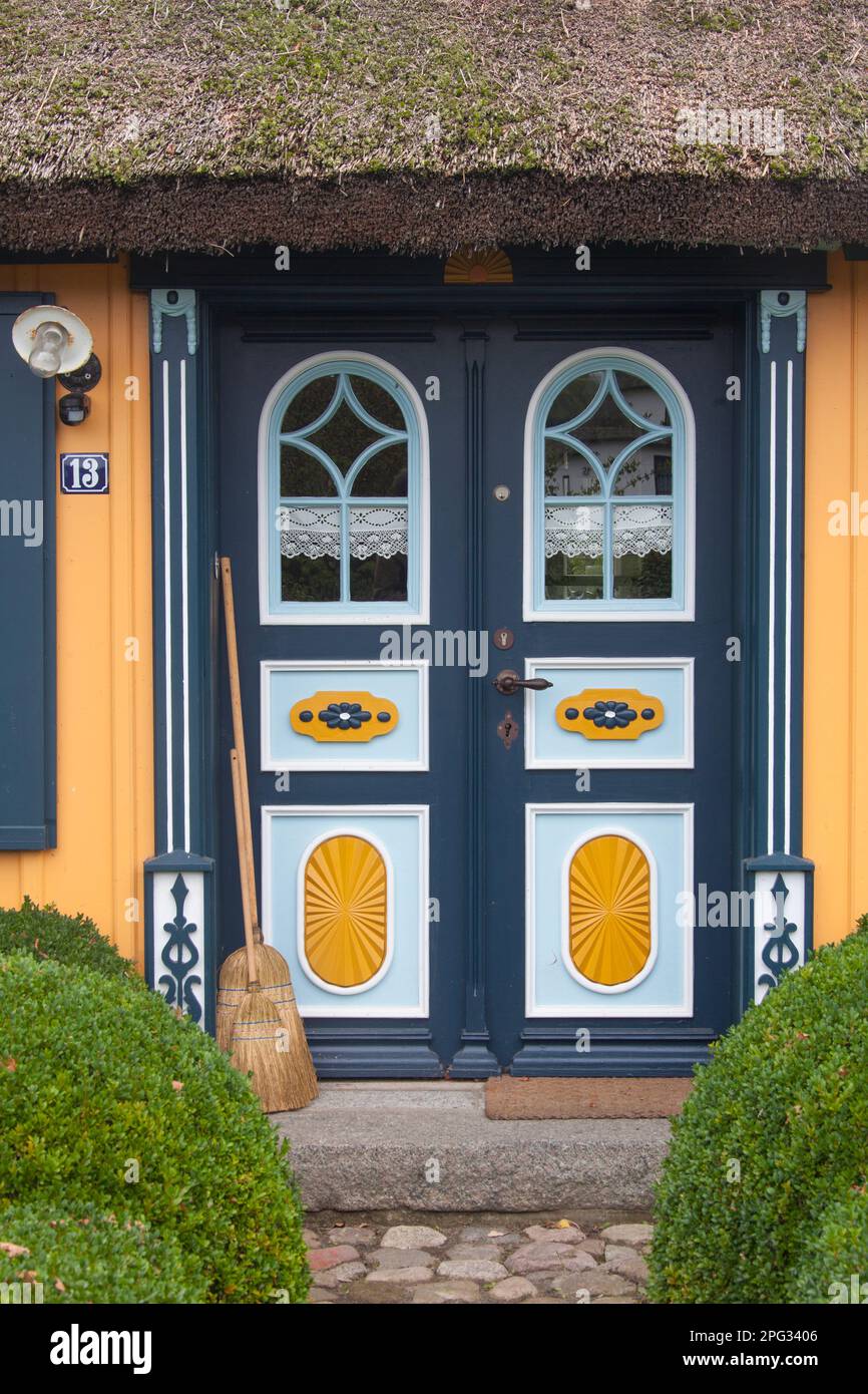 Décorées de couleurs et riche porte d'entrée au village né, Mecklembourg-Poméranie-Pomerian, Allemagne. Banque D'Images