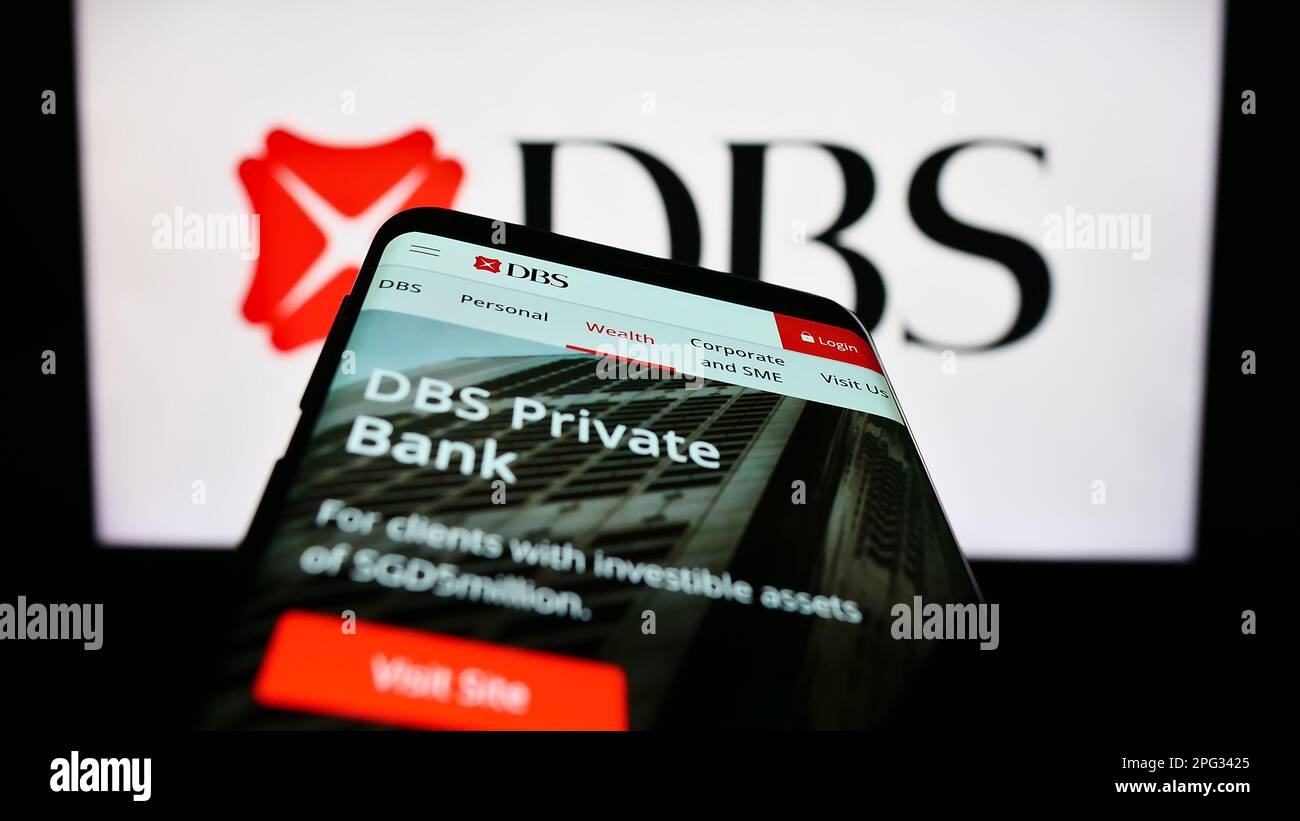 Téléphone mobile avec page Web de la société financière Singapourienne DBS Bank Limited à l'écran devant le logo. Faites la mise au point dans le coin supérieur gauche de l'écran du téléphone. Banque D'Images