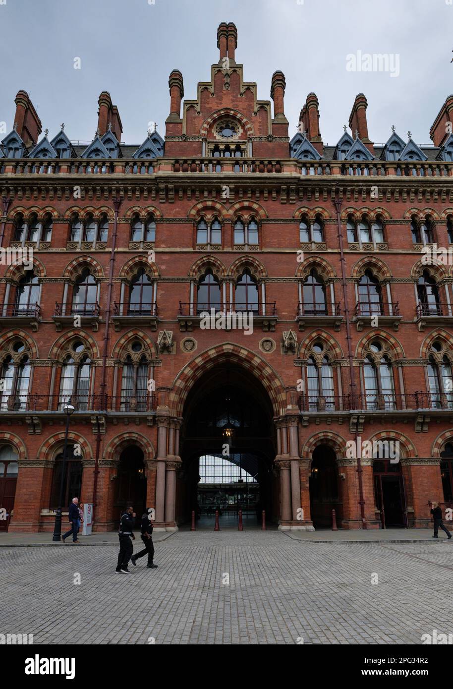 Londres - 05 07 2022 : façade avec entrée de l'horloge de la gare internationale de St Pancras sur Euston Rd Banque D'Images Londres - 05 07 2022 : façade avec entrée de l'horloge de la gare internationale de St Pancras sur Euston Rd Banque D'Images