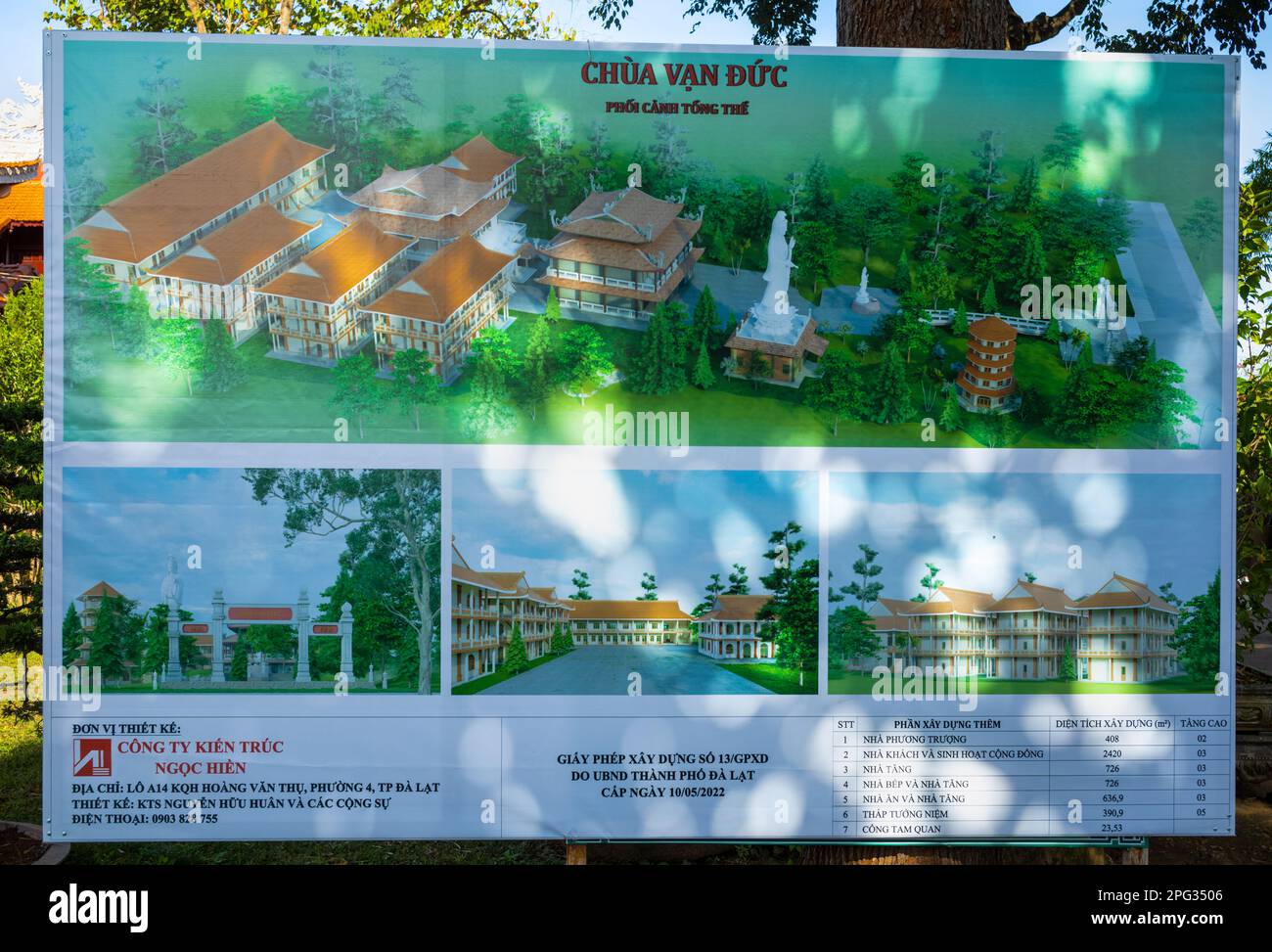 Un panneau d'affichage montrant les plans de construction du nouveau bouddhiste Chua Van Duc, ou de la Pagode Van Duc près de Dalat dans le centre du Vietnam. Banque D'Images