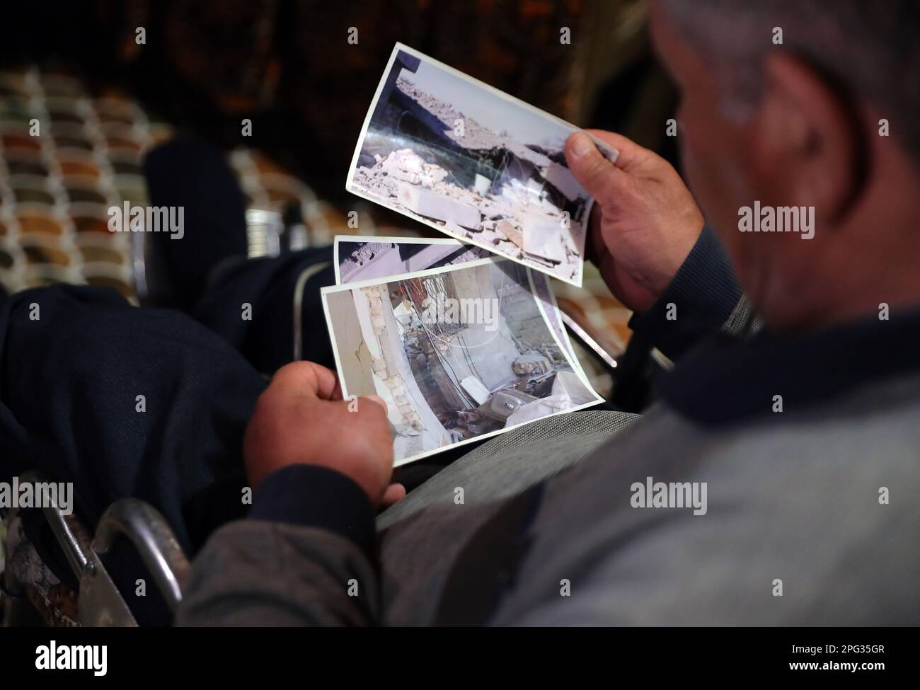 (230320) -- BAGDAD, 20 mars 2023 (Xinhua) -- Abdullah Mahmoud Ibrahim regarde des photos de sa maison détruite par un missile américain en 2005, à Dhuluiyah, Irak, 6 mars 2023. (Xinhua/Wang Dongzhen) Banque D'Images