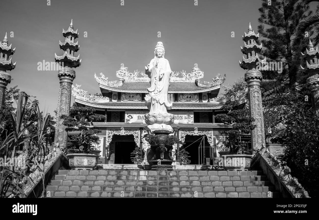 La nouvelle construction bouddhiste Chua Van Duc, ou Pagode Van Duc près de Dalat dans le centre du Vietnam. Banque D'Images