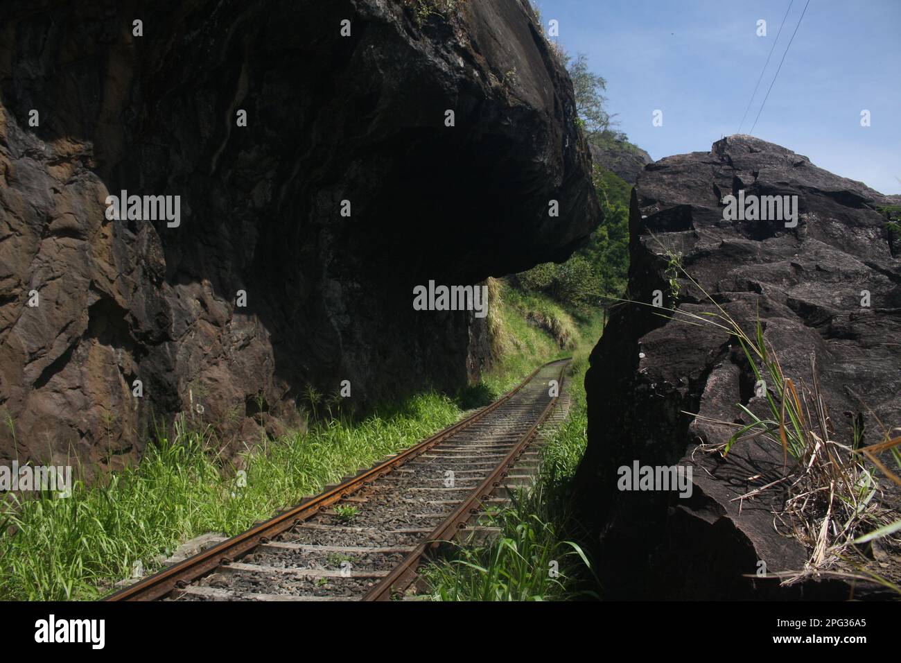 Les tunnels ferroviaires peuvent varier en termes de méthodes de construction, de dimensions et d'objectif. Voici quelques points clés concernant les tunnels ferroviaires: Banque D'Images