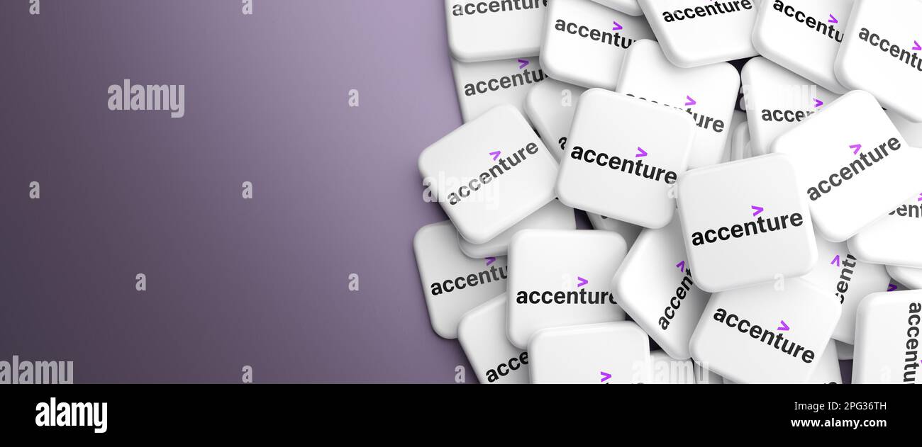 Logos de la société de services professionnels Accenture (services de technologie de l'information et conseil) sur une tas de points sur une table. Copier l'espace. Bannière Web pour Banque D'Images