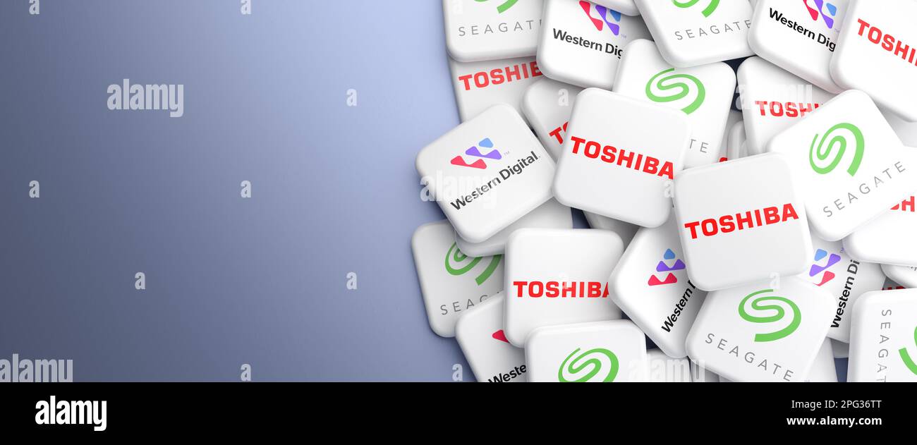 Logos des principaux fabricants de stockage informatique Western Digital, Seagate et Toshiba sur un tas sur une table. Format de bannière Web, espace de copie. Banque D'Images