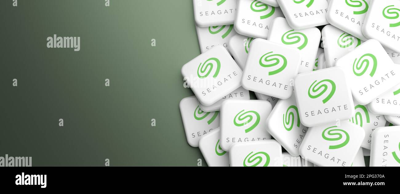 Logos de la société technologique et du fabricant de lecteurs d'ordinateur Seagate sur un tas sur une table. Format de bannière Web, espace de copie. Banque D'Images