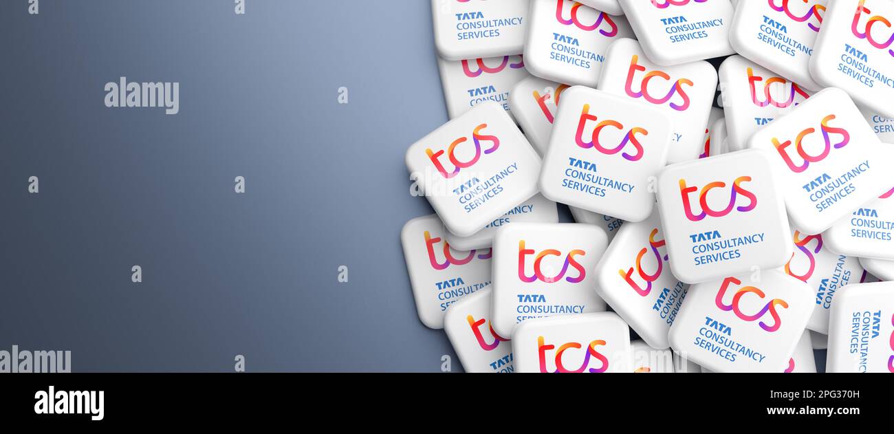 Logos de la société indienne de conseil et de technologie de l'information Tata Consultancy Services sur un tas sur une table. Copier l'espace. Format de bannière Web. Banque D'Images