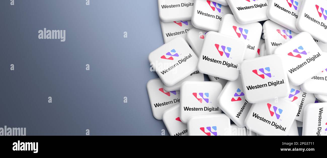 Logos de la société de technologie et du fabricant de lecteurs informatiques Western Digital sur un tas sur une table. Format de bannière Web, espace de copie. Banque D'Images