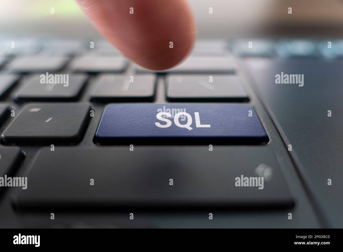 Texte SQL créé avec les touches du clavier, terminologie informatique, sql sur clavier noir Banque D'Images