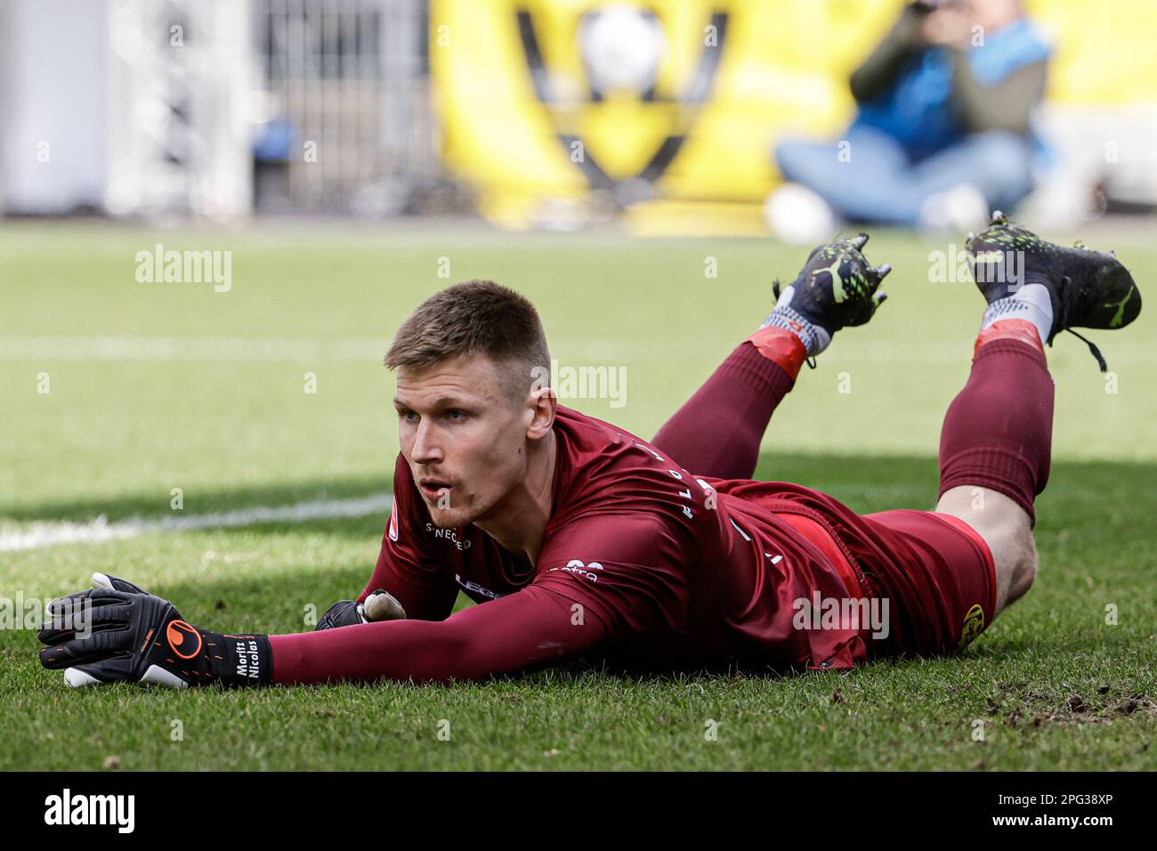 VENLO, PAYS-BAS - MARS 19: Gardien de but Mortiz Nicolas de Roda JC pendant le match hollandais de Keukenkampidicoenie entre VVV Venlo et Roda JC à Cove Banque D'Images