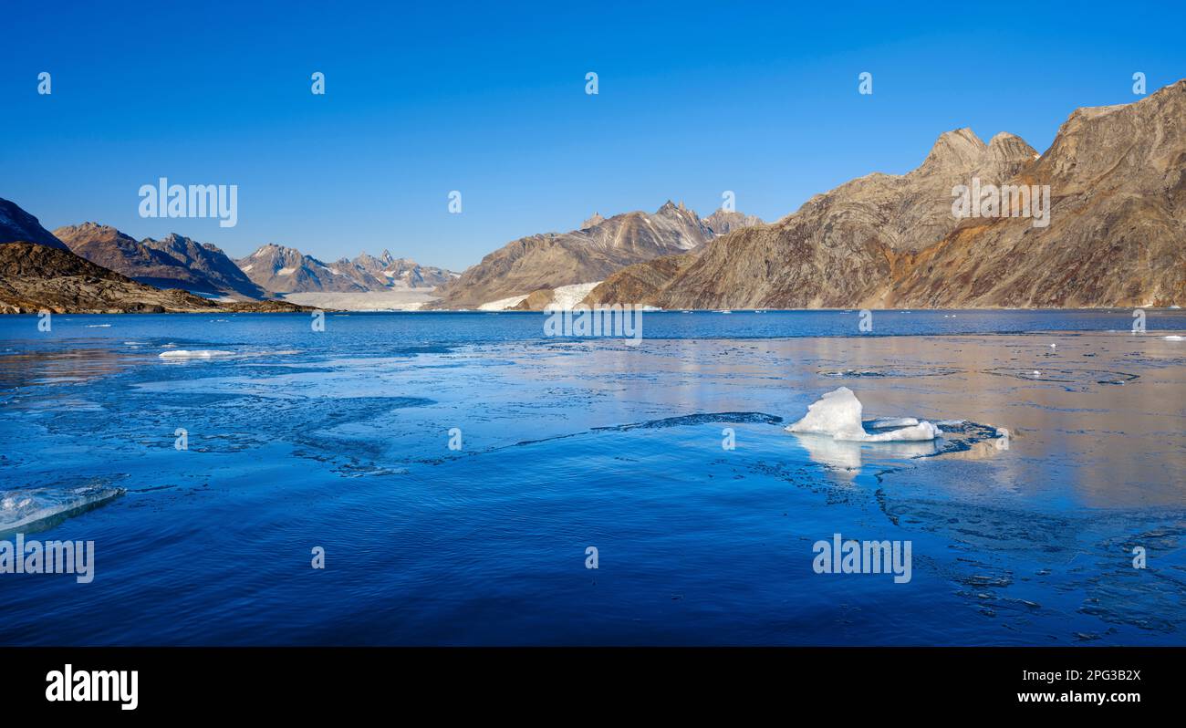 Glacier de Karale dans le fjord de Sermiligaaq, glace de mer fraîche au premier plan. Région d'Ammassalik dans le nord-est du Groenland. Amérique du Nord , Groenland, Banque D'Images