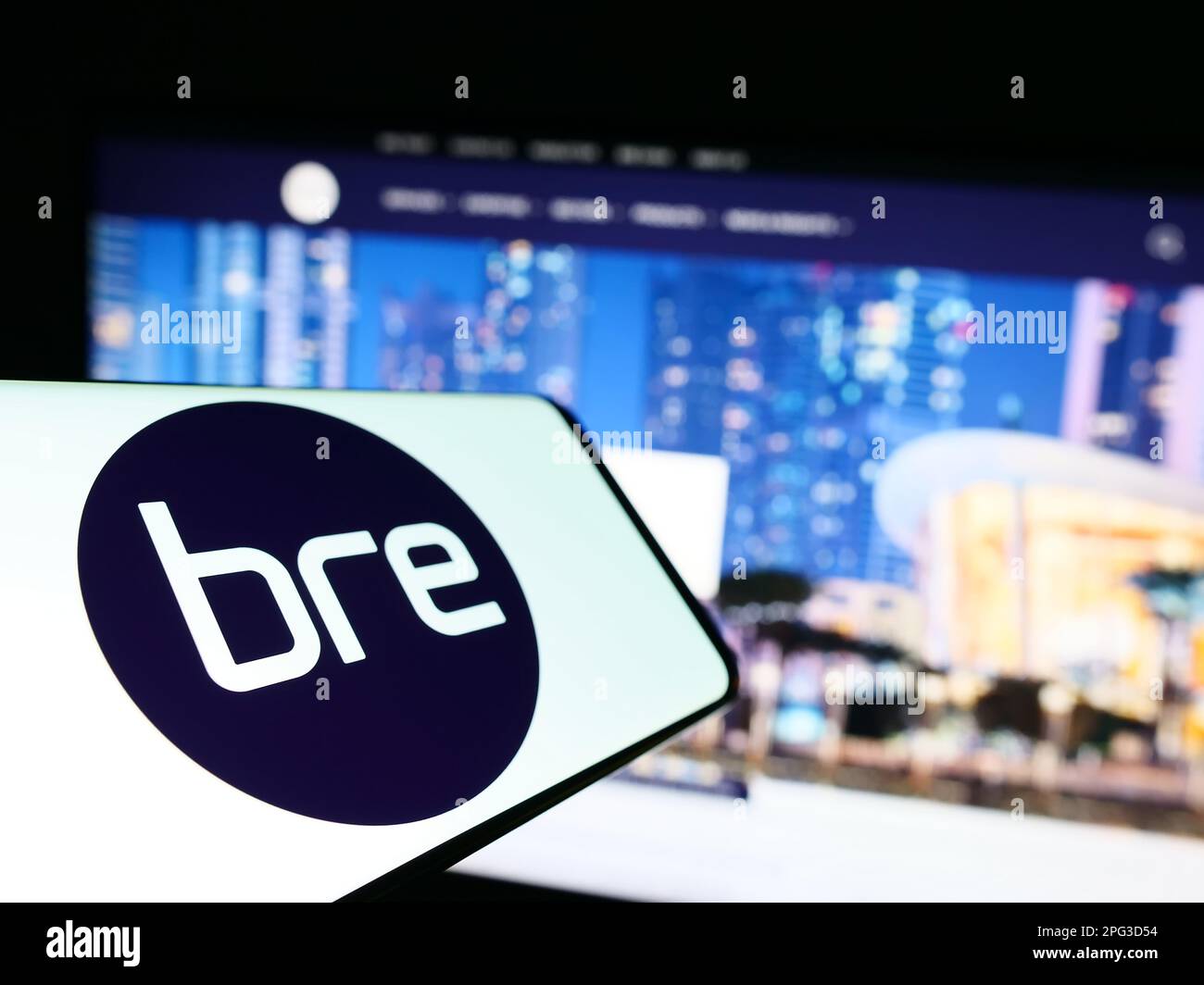Téléphone portable avec logo de Building Research Centre (BRE) à l'écran devant le site Web des affaires. Mise au point à gauche de l'écran du téléphone. Banque D'Images