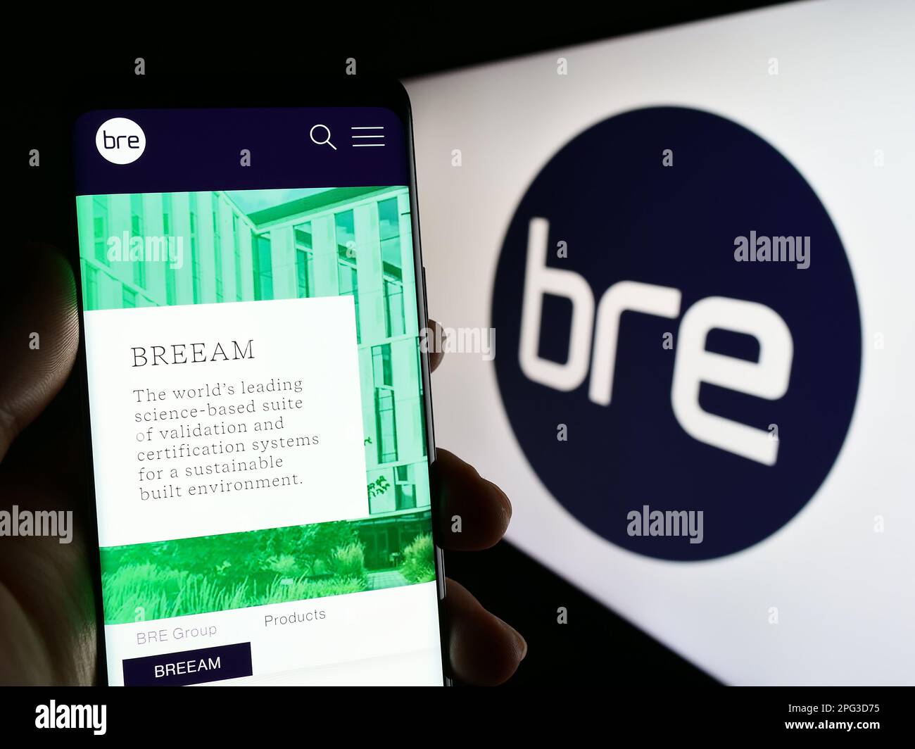 Personne tenant un smartphone avec une page Web de Building Research Centre (BRE) à l'écran devant le logo. Concentrez-vous sur le centre de l'écran du téléphone. Banque D'Images