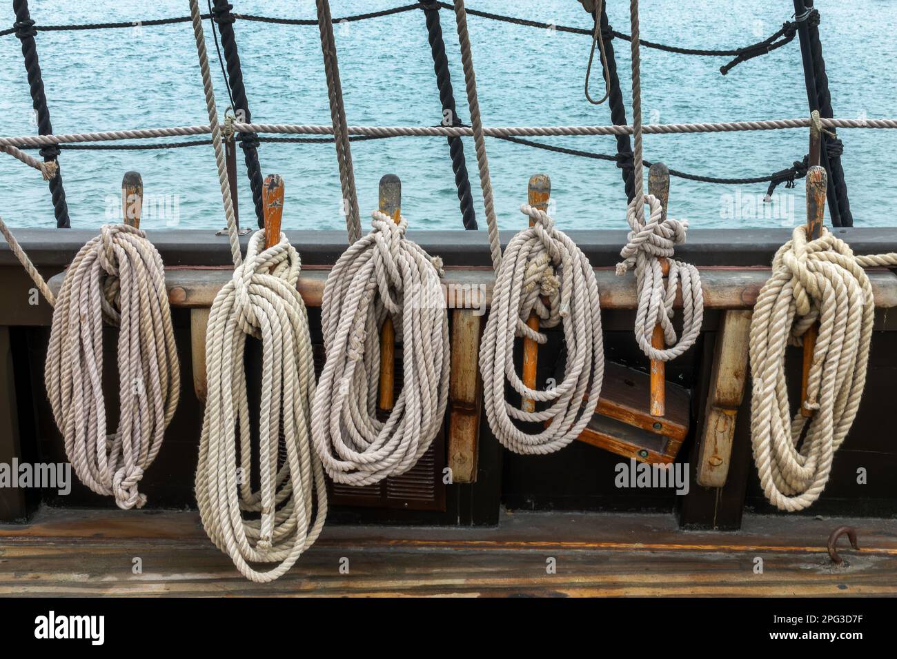 Amarrer des cordes sur le pont du San Salvador, navire de voile historique à San Diego Banque D'Images