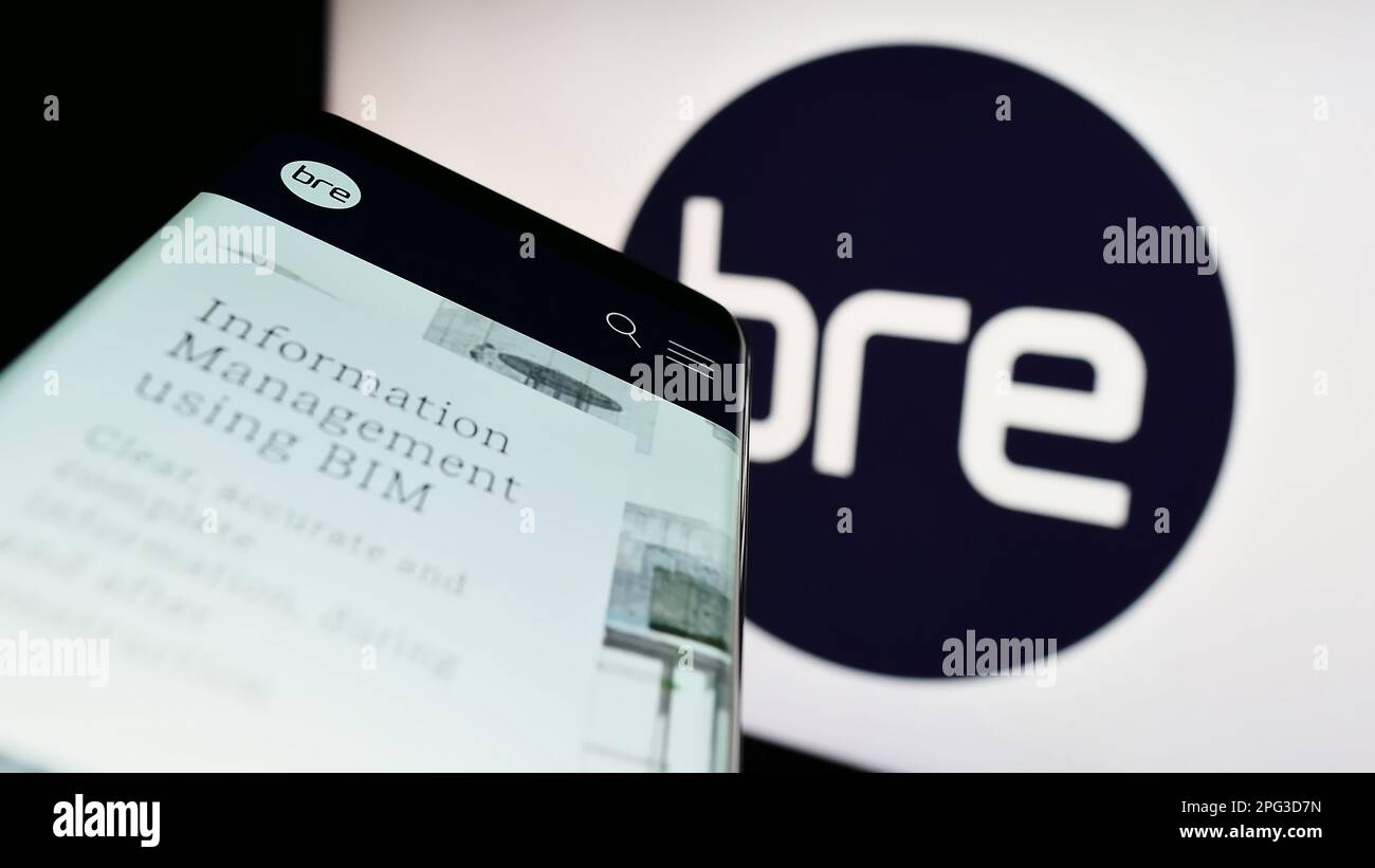 Téléphone mobile avec le site Internet de Building Research Centre (BRE) à l'écran devant le logo. Faites la mise au point dans le coin supérieur gauche de l'écran du téléphone. Banque D'Images