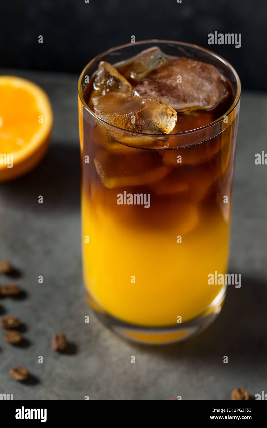 Jus d'orange frais et boisson au café avec glace Banque D'Images