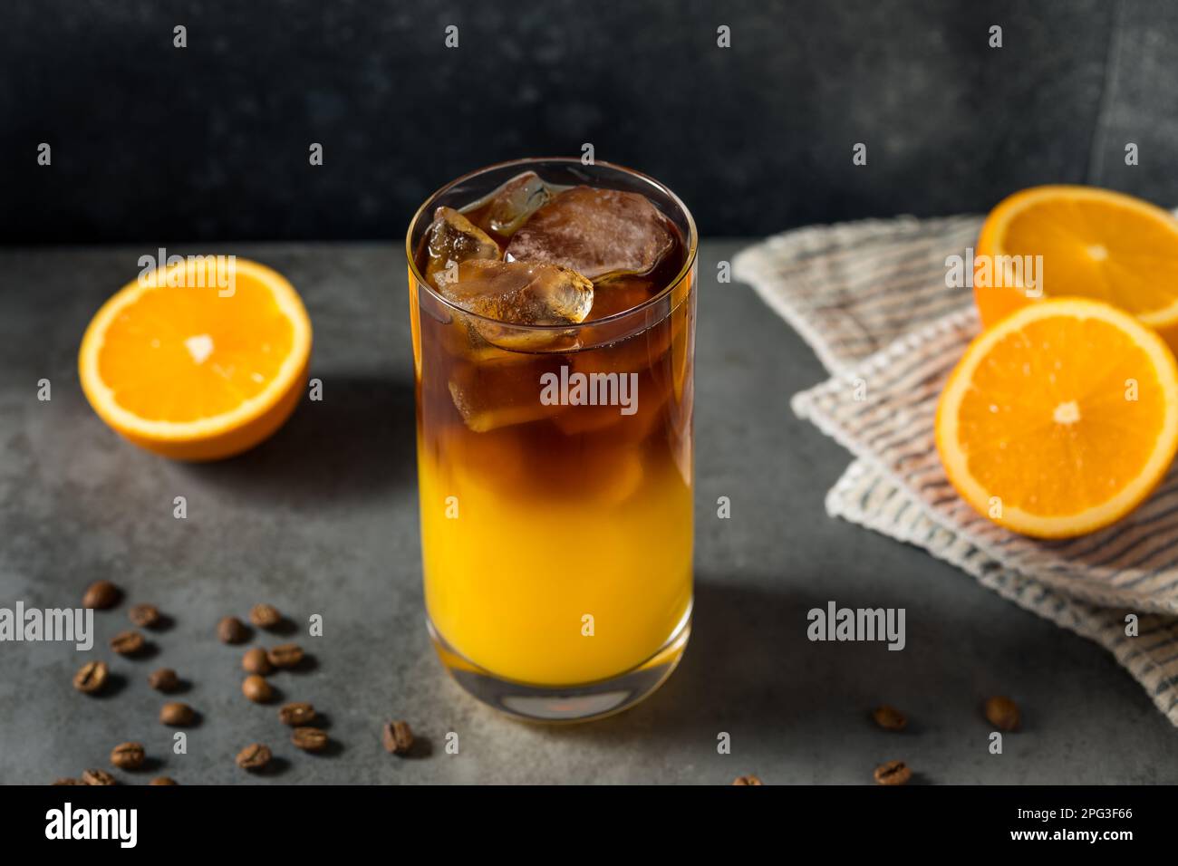 Jus d'orange frais et boisson au café avec glace Banque D'Images