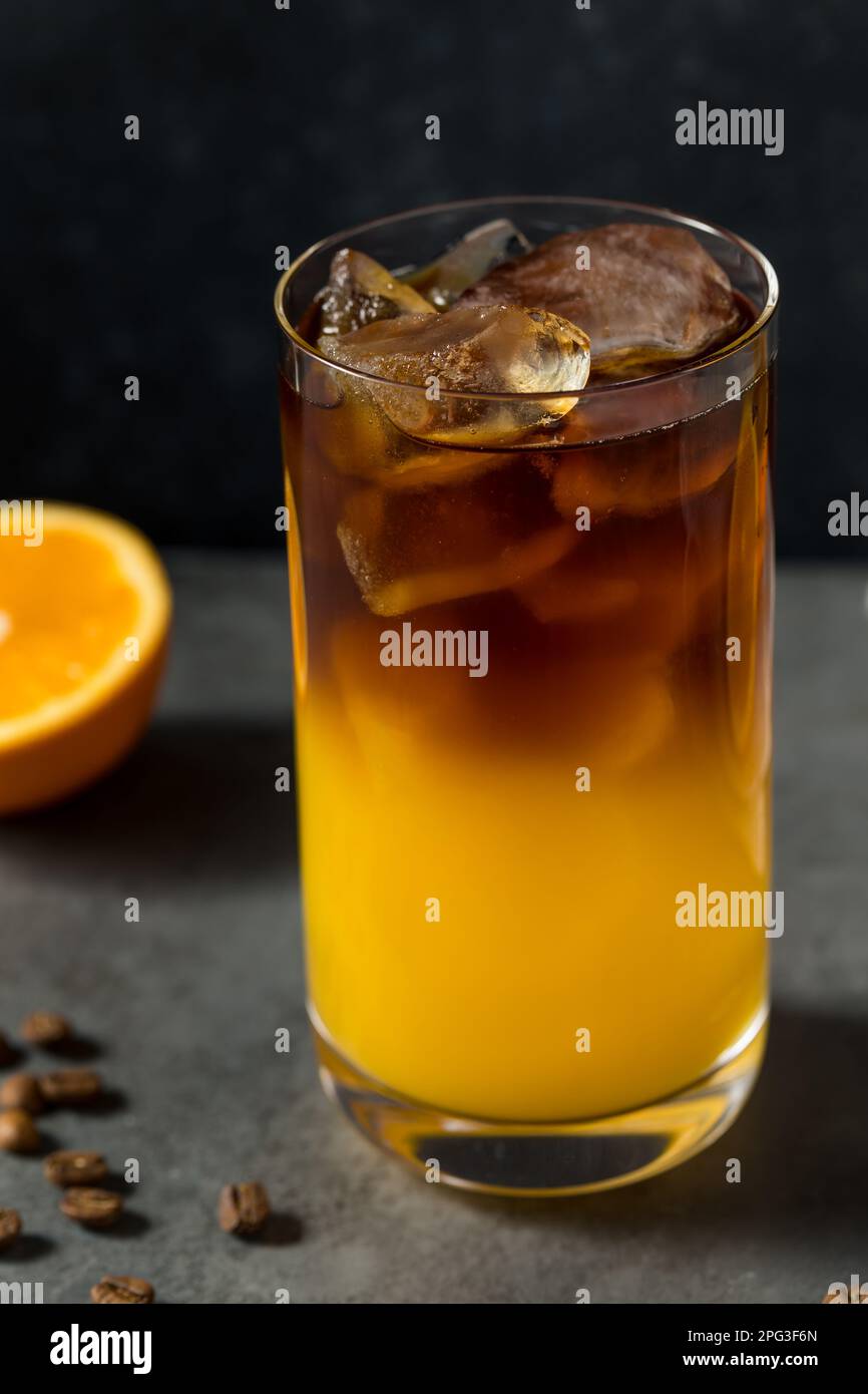 Jus d'orange frais et boisson au café avec glace Banque D'Images