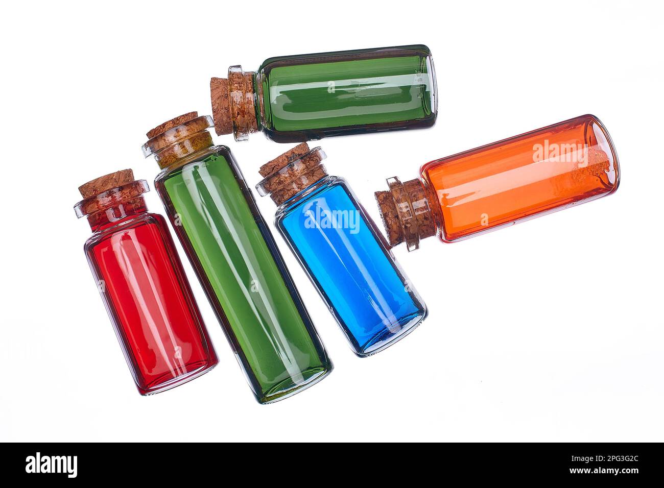 De nombreux flacons en verre remplis sur fond isolé Banque D'Images
