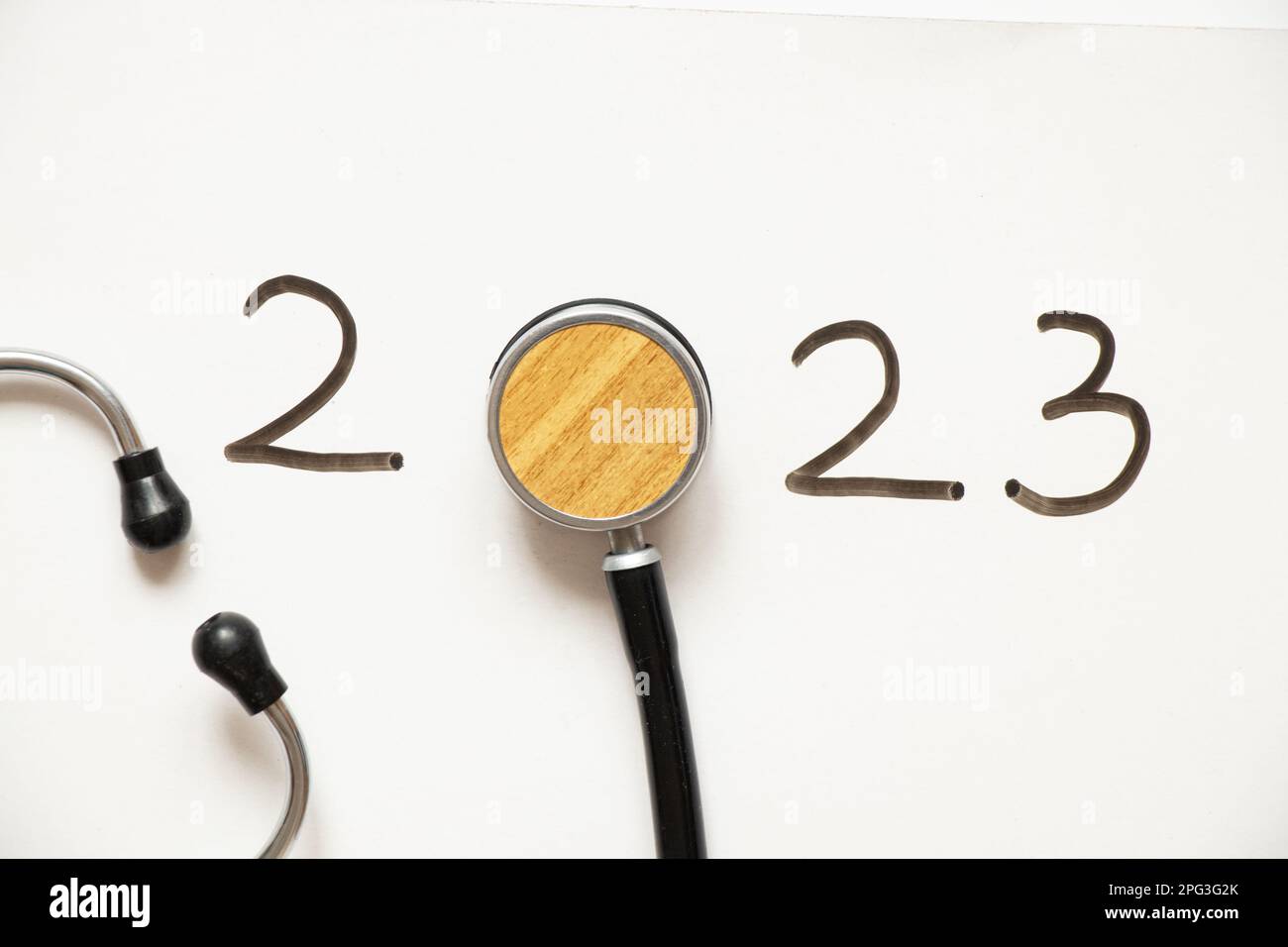 Stéthoscope et 2023 écrit en noir sur fond blanc, médecine Banque D'Images