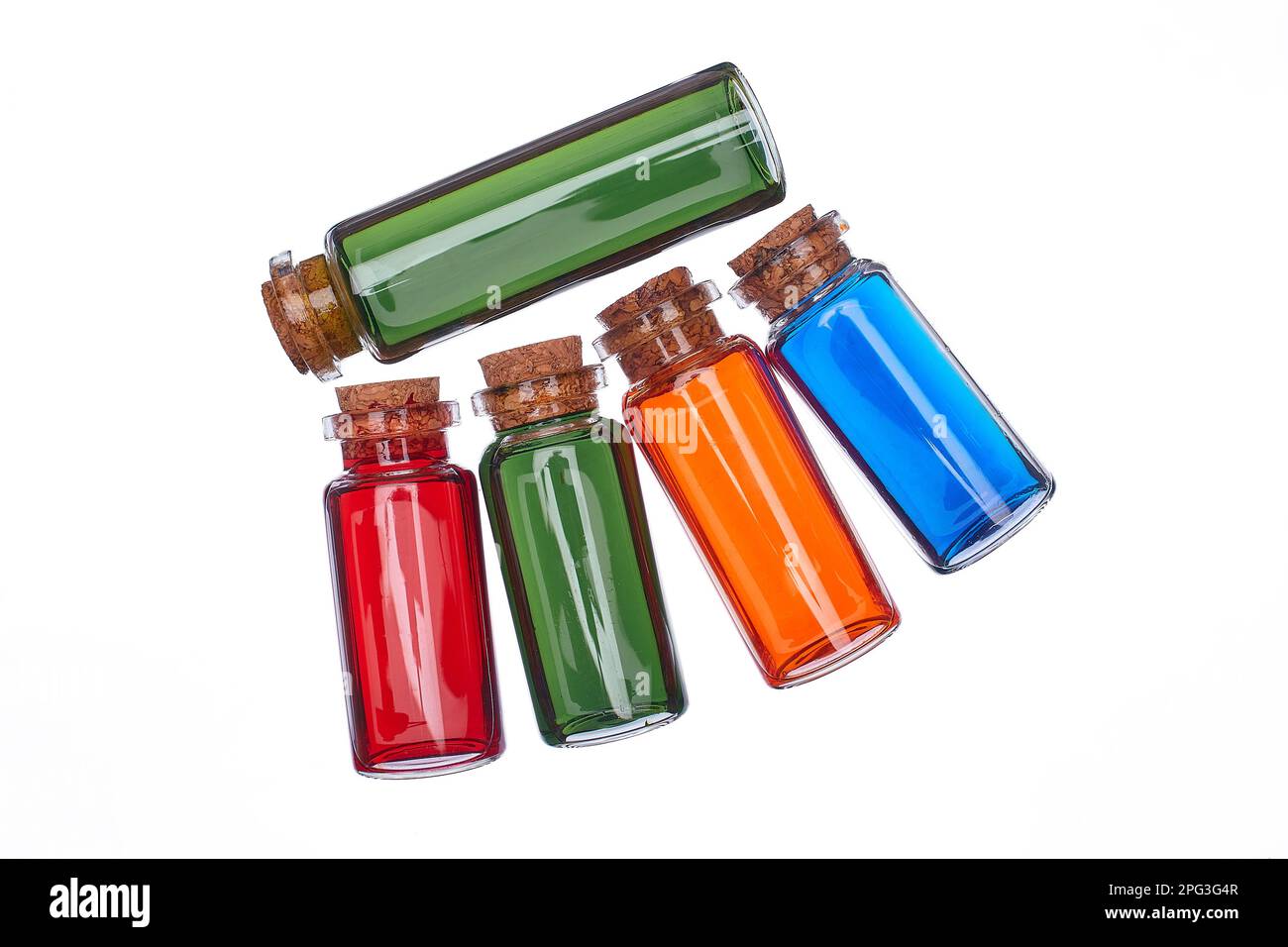 De nombreux flacons en verre remplis sur fond isolé Banque D'Images