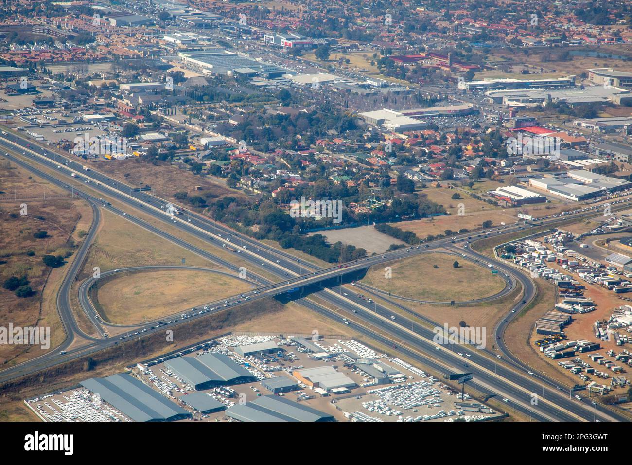 Vue aérienne d'un important échangeur d'autoroute dans le parc Kempton de Gauteng Banque D'Images