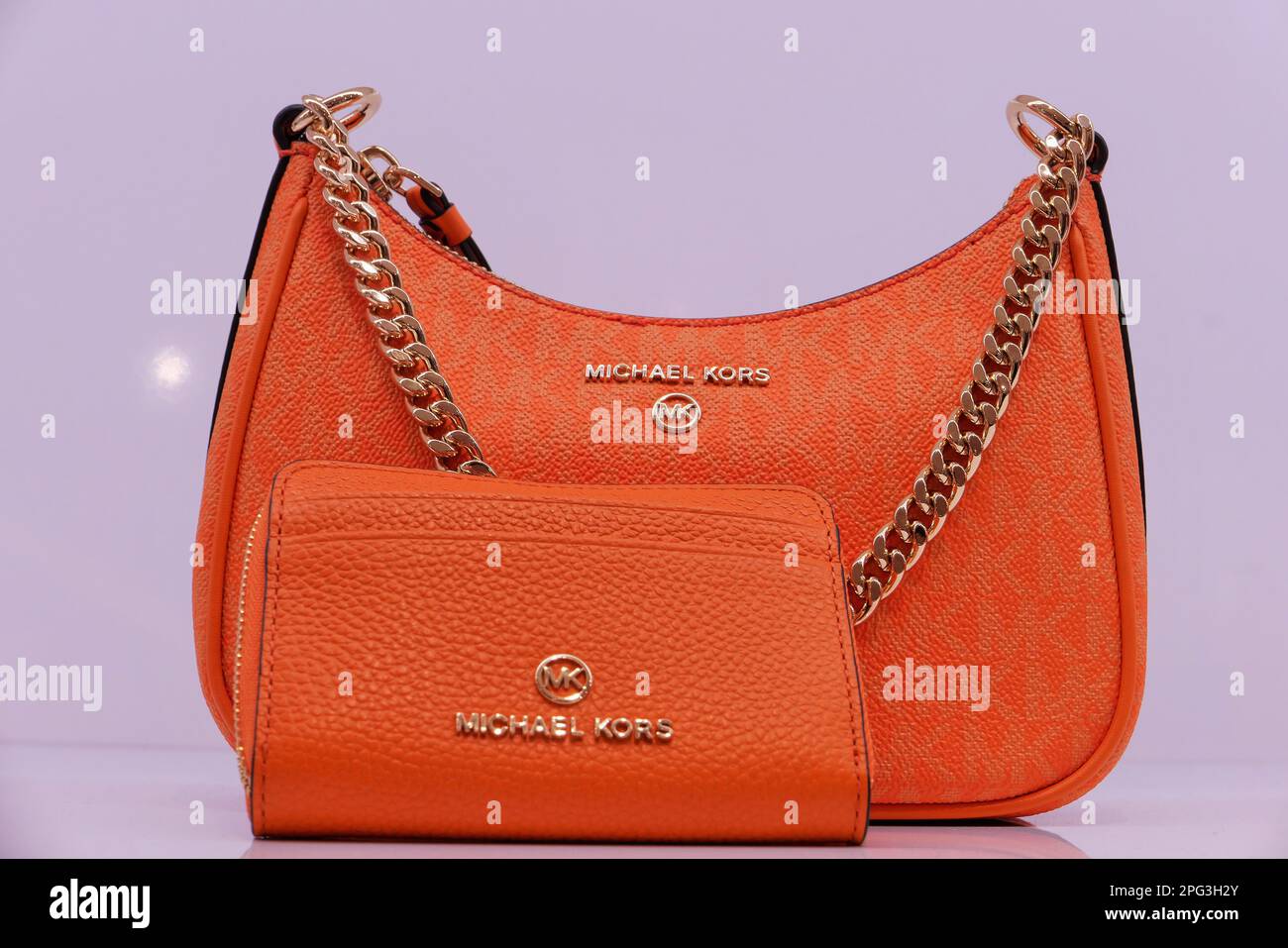 SAC MICHAEL KORS POUR FEMMES À L'INTÉRIEUR DE LA BOUTIQUE DE MODE Photo  Stock - Alamy