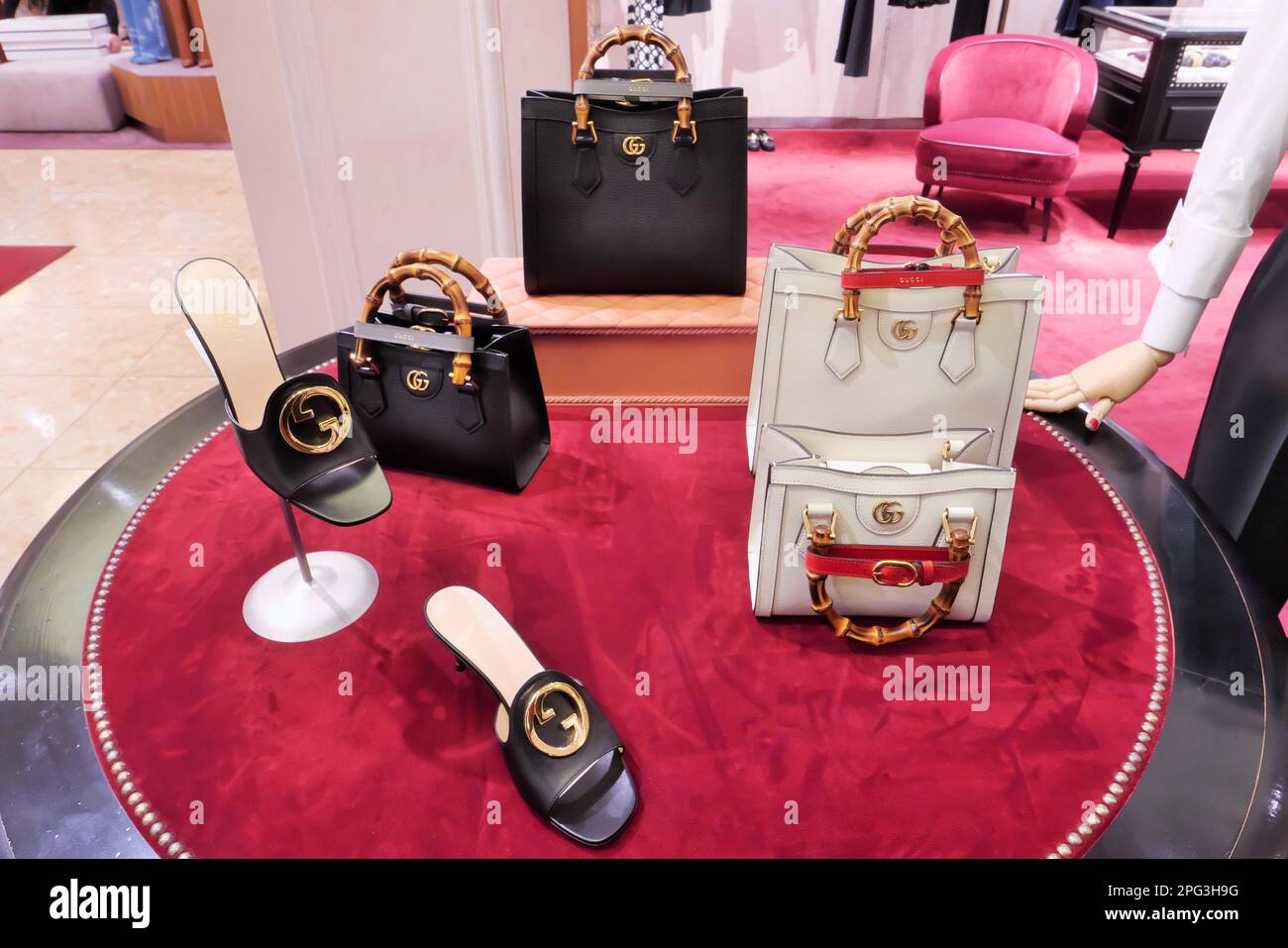 Gucci bag Banque de photographies et d'images à haute résolution - Alamy