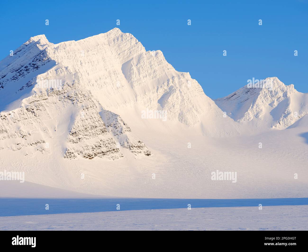 Christophhersenfjellet au nord du glacier Vestre Groenfjordbreen. Paysage dans le parc national de Van Mijenfjorden, (ancien PN de Nordenskioeld), île Banque D'Images