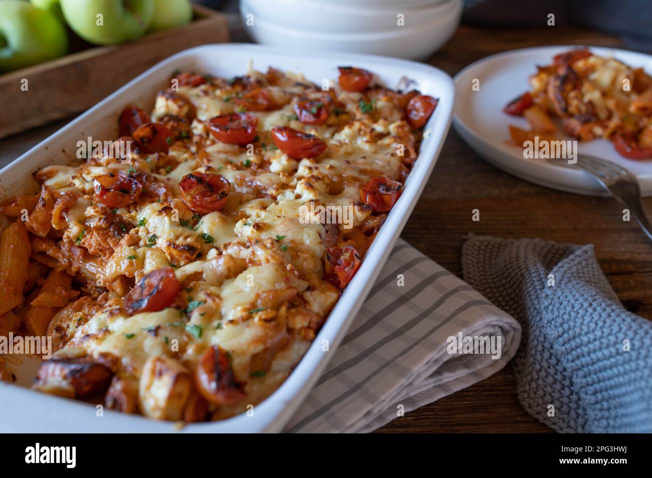 Cocotte de pâtes au saumon avec sauce à la crème de tomate, penne et garniture au fromage Banque D'Images