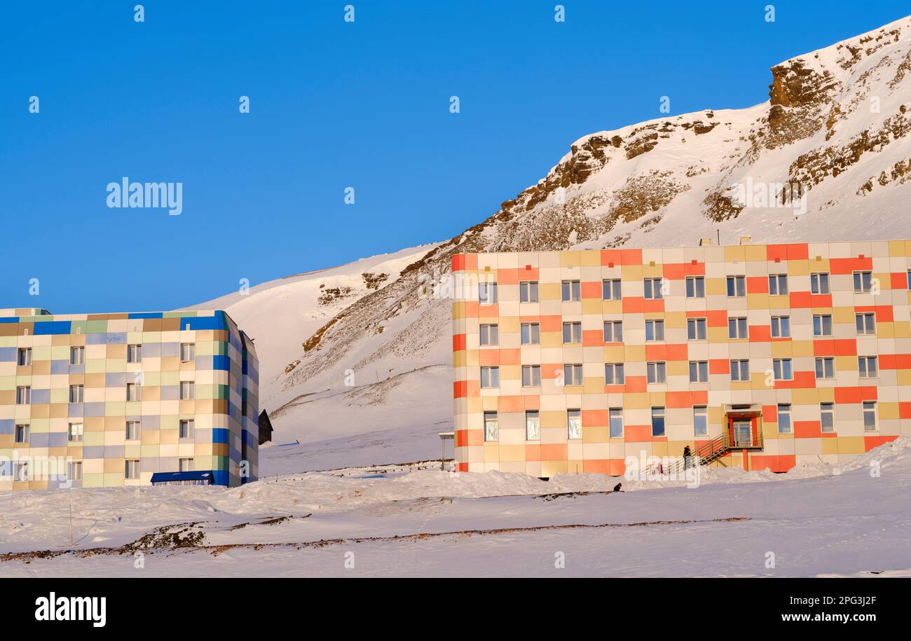 Zone résidentielle pour les mineurs. Ville minière russe de charbon Barentsburg au fjord Groenfjorden, Svalbard. La mine de charbon est toujours en exploitation. Arctic Reg Banque D'Images