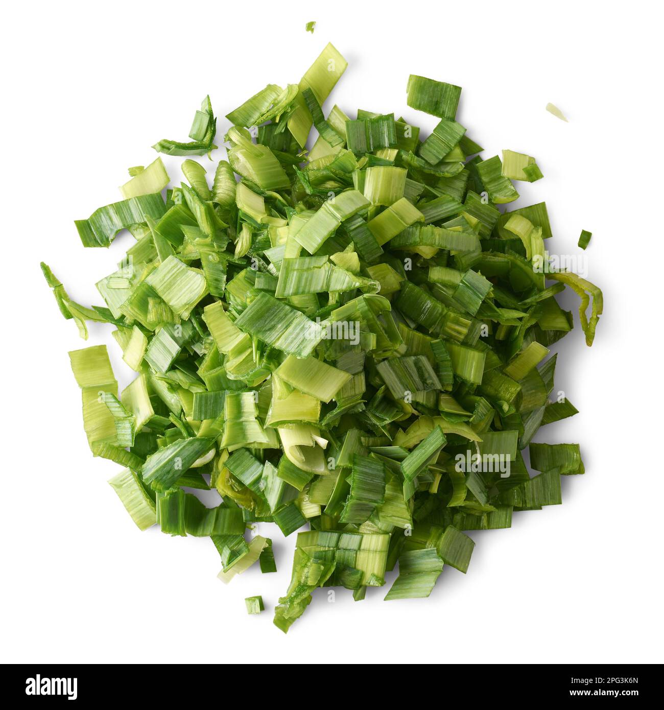 pile de feuilles de poireaux hachées, légume vert pâle comestible prêt à cuire isolé sur fond blanc, pris directement d'en haut Banque D'Images