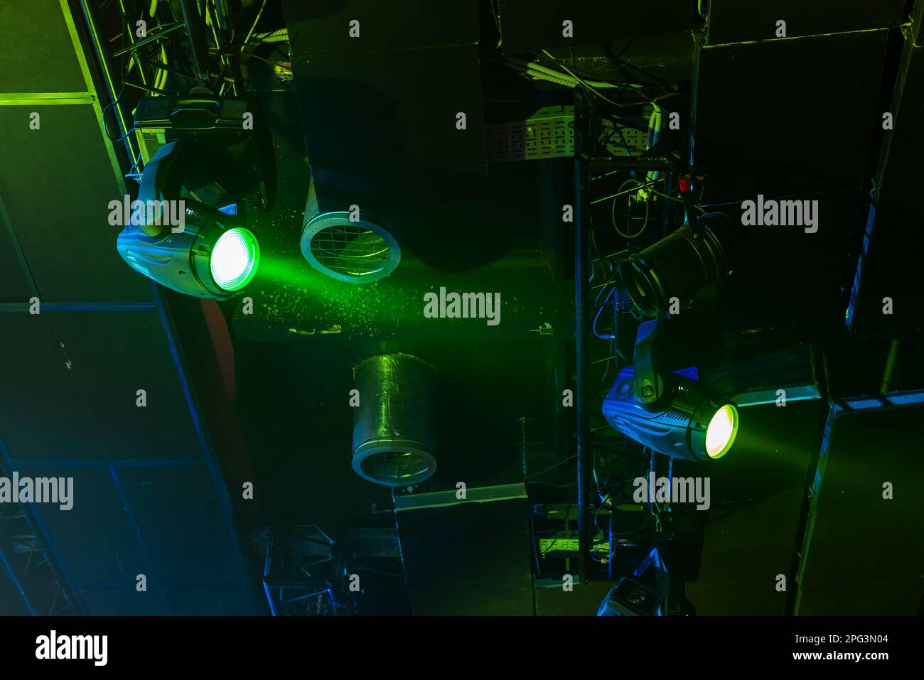 Spots verts pittoresques, poutres et fumée sur fond de plafond sombre, équipement moderne d'éclairage de scène Banque D'Images