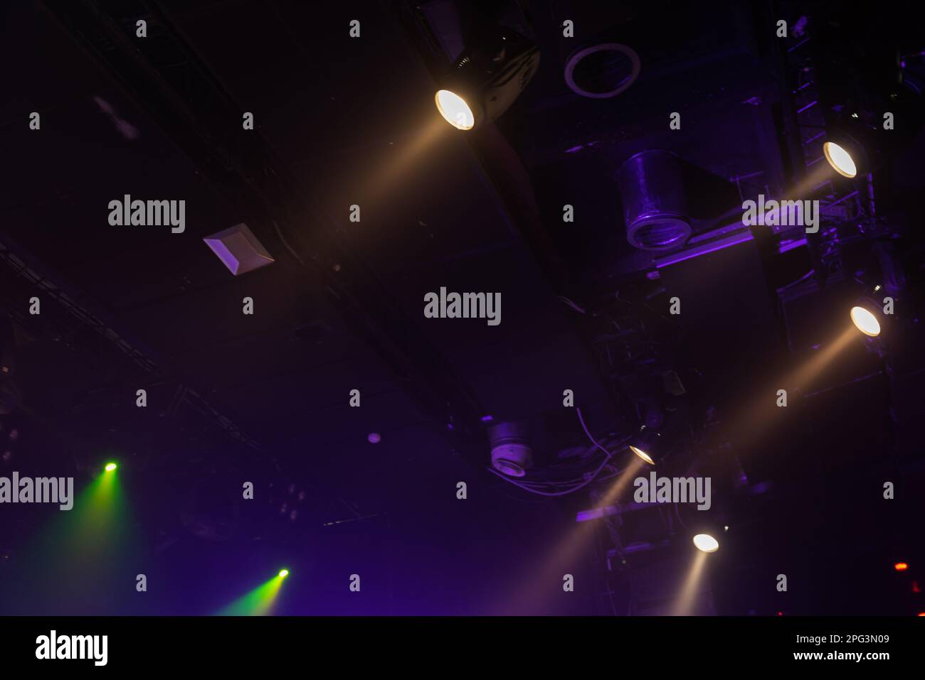 Scenic spot lights avec poutres solides dans la fumée sur fond sombre, stade moderne d'équipement d'éclairage Banque D'Images