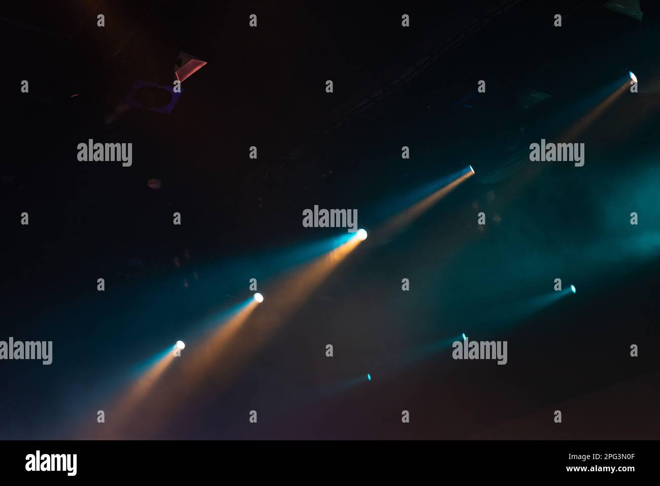 Scenic spot lights avec poutres solides dans la fumée sur fond sombre, stade moderne d'équipement d'éclairage Banque D'Images