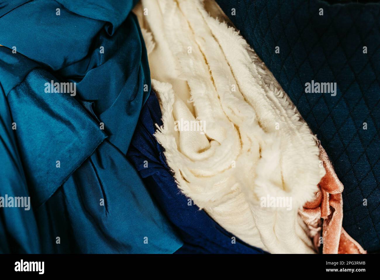 Un gros plan d'un fond de nuance de tissu bleu et blanc doux Banque D'Images