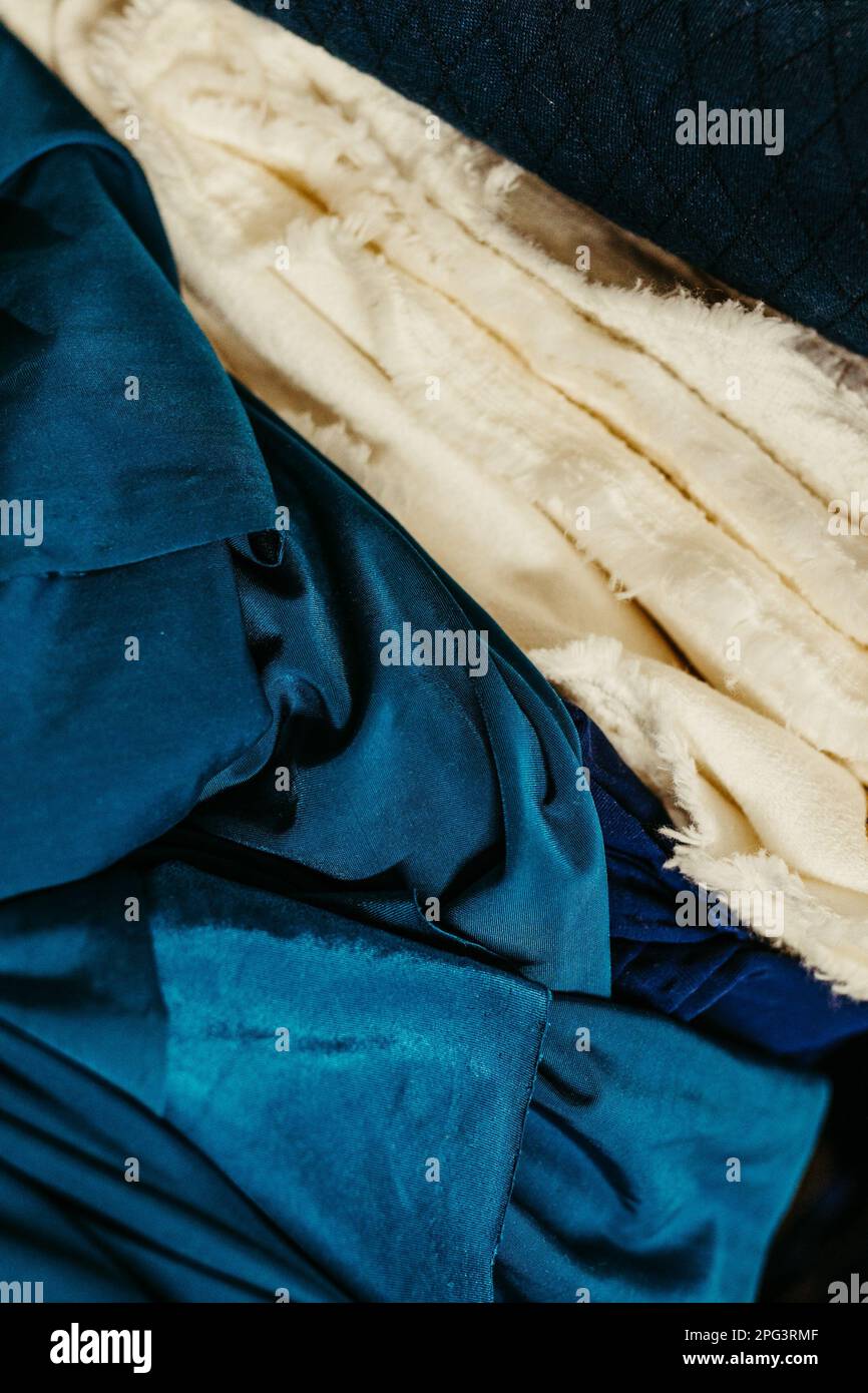Un gros plan d'un fond de nuance de tissu bleu et blanc doux Banque D'Images