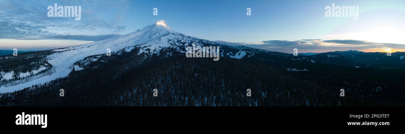 La neige couvre le Mont Hood, un magnifique stratovolcan trouvé à environ 50 miles au sud-est de Portland, Oregon. Mt Hood a l'une des saisons de ski les plus longues des États-Unis. Banque D'Images