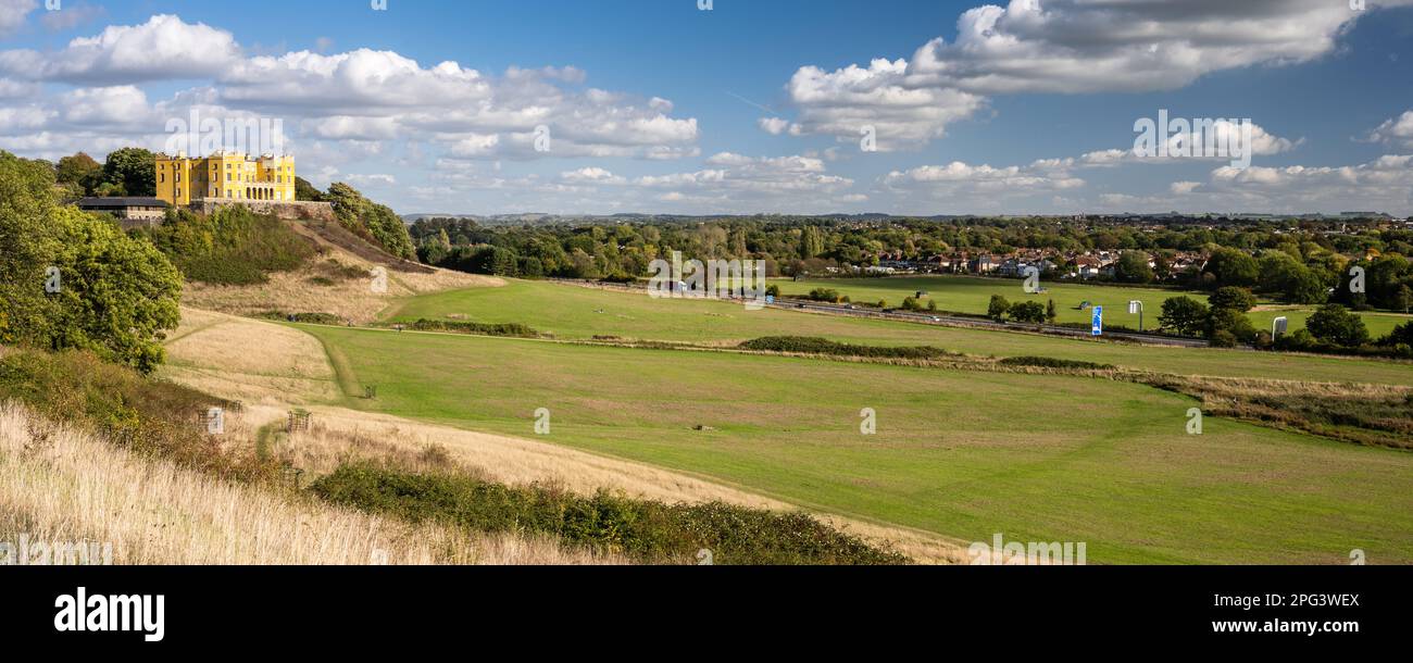 Le château jaune Dower House se trouve sur une colline au-dessus de l'autoroute M32 à Stoke Park, Bristol. Banque D'Images