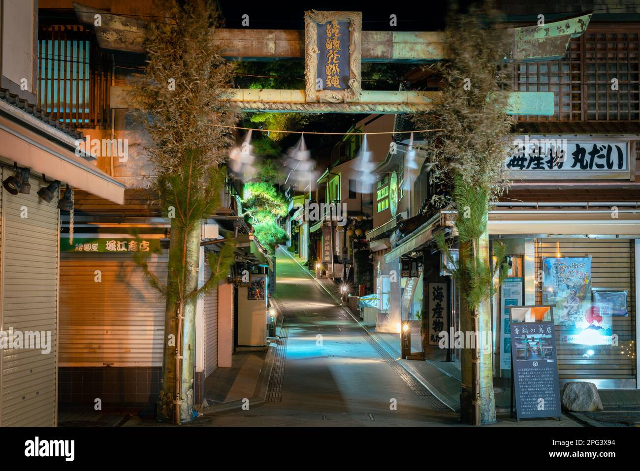 Cette porte torii est le premier point de repère important que vous traversez alors que vous vous approchez de l'allée étroite des magasins qui mènent à la grande série d'escaliers Banque D'Images