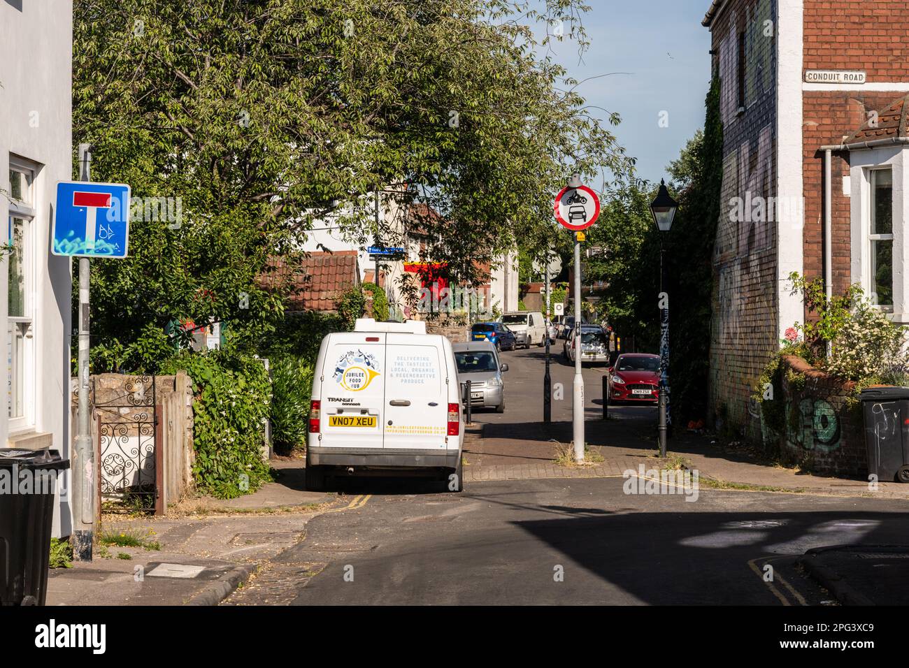 Un ensemble de bornes crée un « filtre de forme », qui détourne le trafic automobile pour décourager l'utilisation d'une petite rue résidentielle comme itinéraire de traversée, à Bristol. Banque D'Images