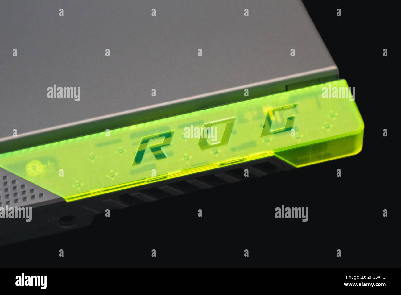 Kiev, Ukraine - 28 août 2022: ROG Strix G17 (République des joueurs) PC portable de jeu par ASUS logo gros plan. Ordinateur portable de jeu noir. Tech, IT, electroni Banque D'Images
