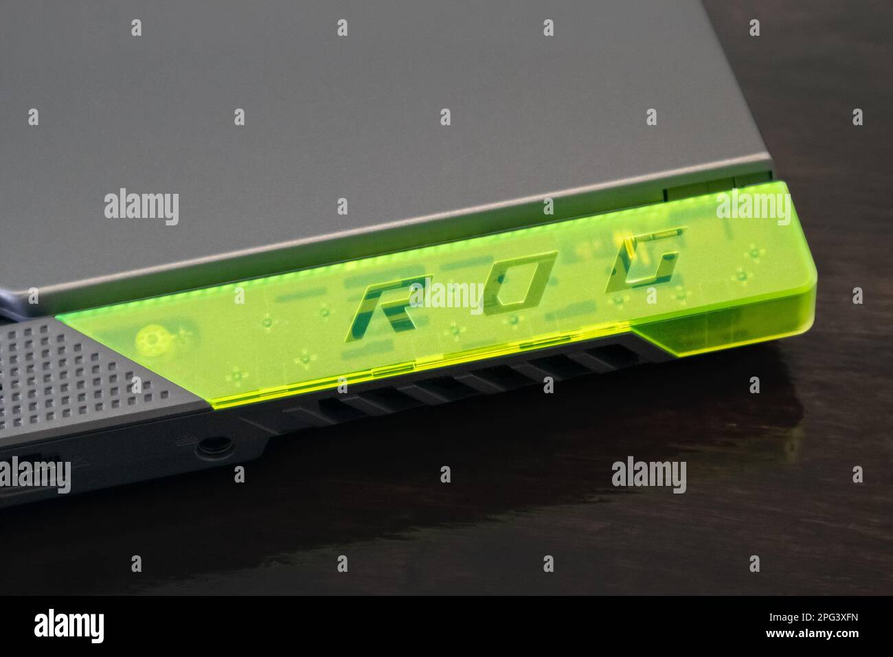 Kiev, Ukraine - 28 août 2022: ROG Strix G17 (République des joueurs) PC portable de jeu par ASUS logo gros plan. Ordinateur portable de jeu noir. Tech, IT, electroni Banque D'Images