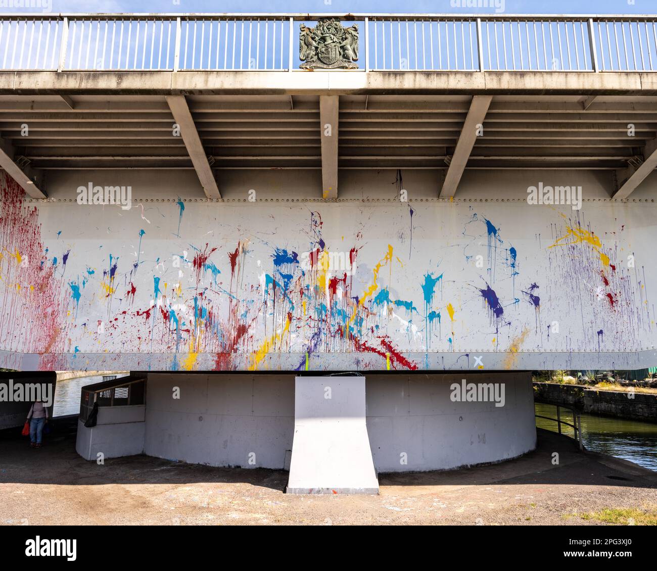 La peinture colorée recouvre le pont suspendu de Plimsoll dans le port Western de Bristol. Banque D'Images