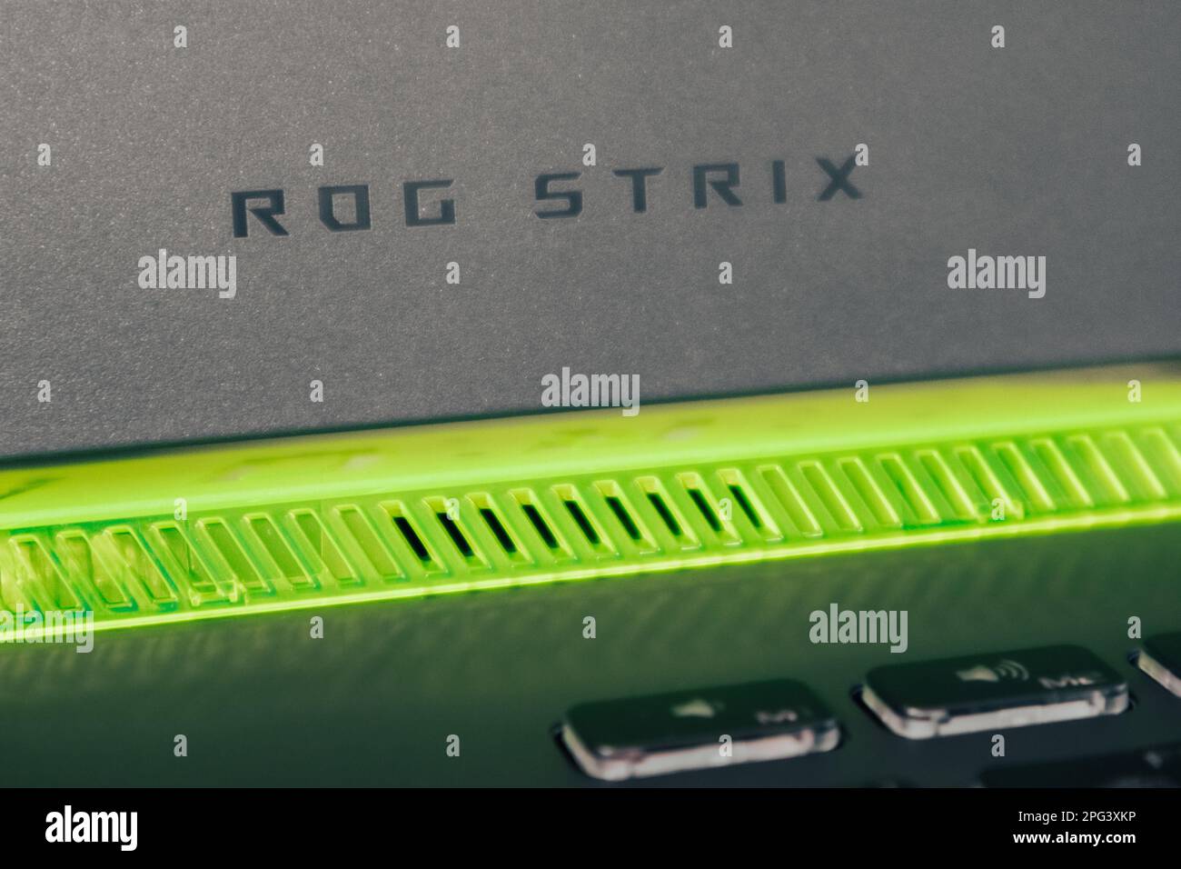 Kiev, Ukraine - 28 août 2022: ROG Strix G17 (République des joueurs) ordinateur portable de jeu par ASUS logo avec élément de design vert. Puissance et détails de l'ordinateur portable. T Banque D'Images
