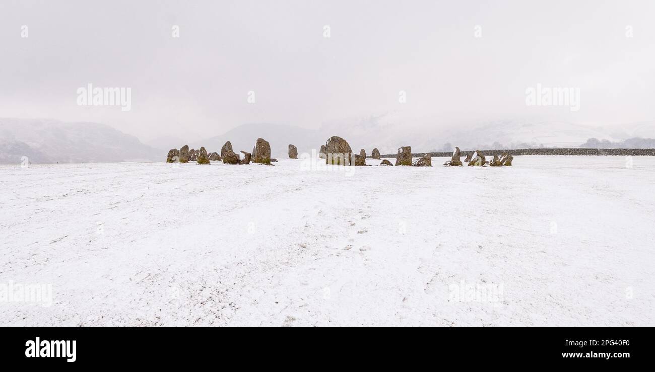 La neige tombe sur le cercle de pierres à Castlerigg, dans le Lake District d'Angleterre. Banque D'Images