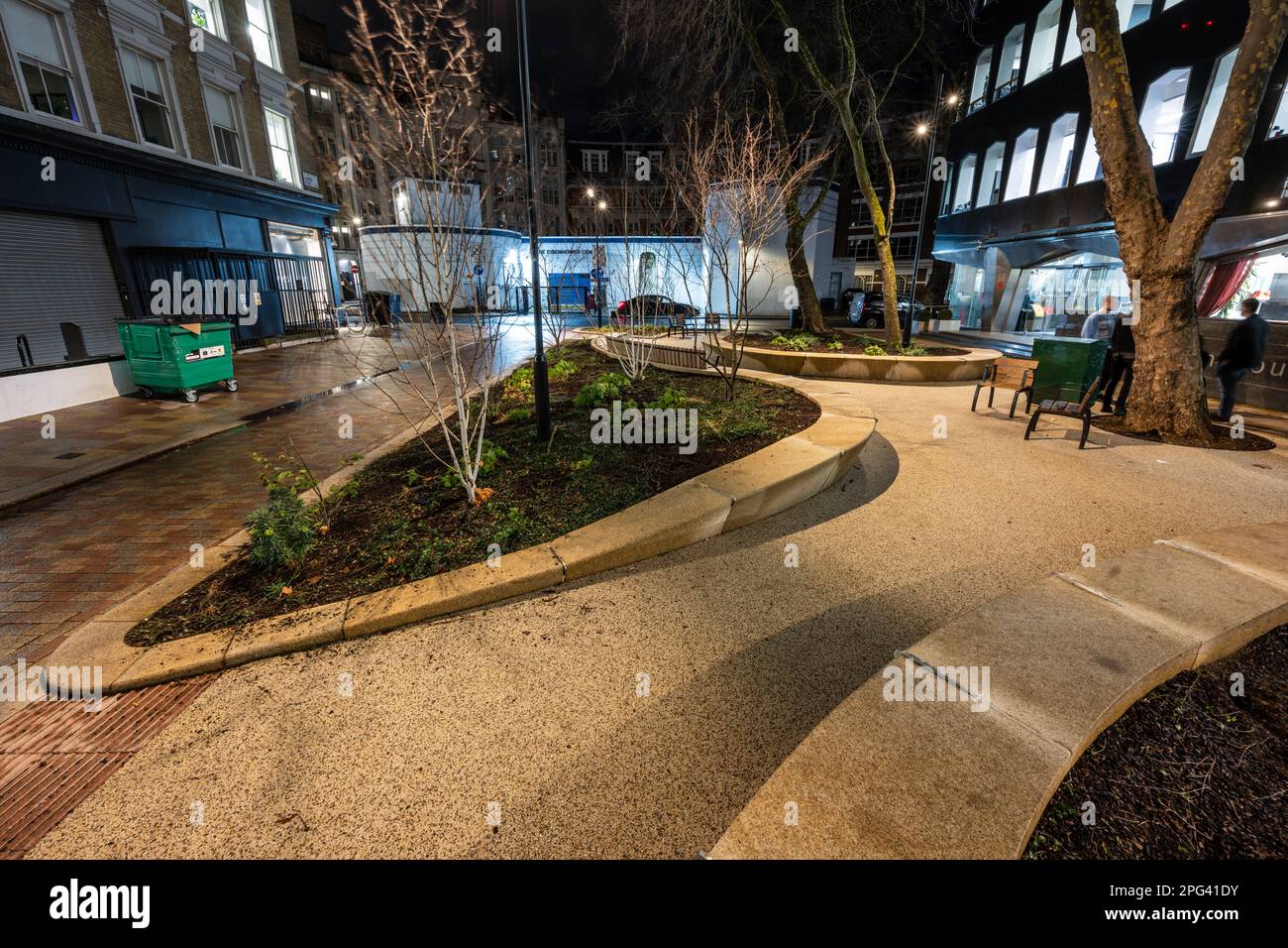 Les bordures fleuries, les sièges et les aires de jeux remplissent Alfred place dans le centre de Londres après sa transformation d'une route pour le stationnement de voiture. Banque D'Images