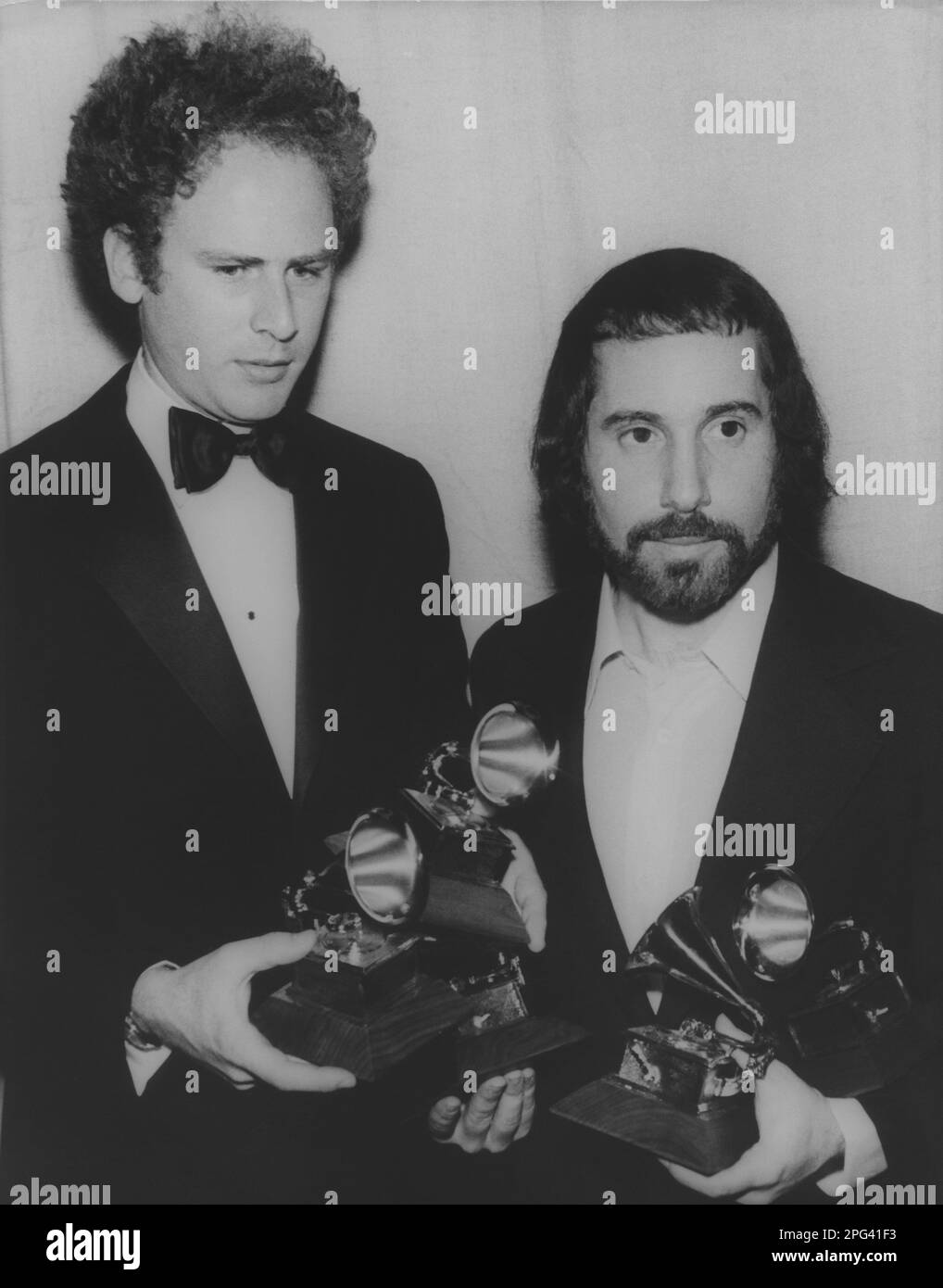 Paul Simon & Art Garfunkel, duo de rock folk américain, détient Grammy's pour Bridge Over Troubled Waters Banque D'Images