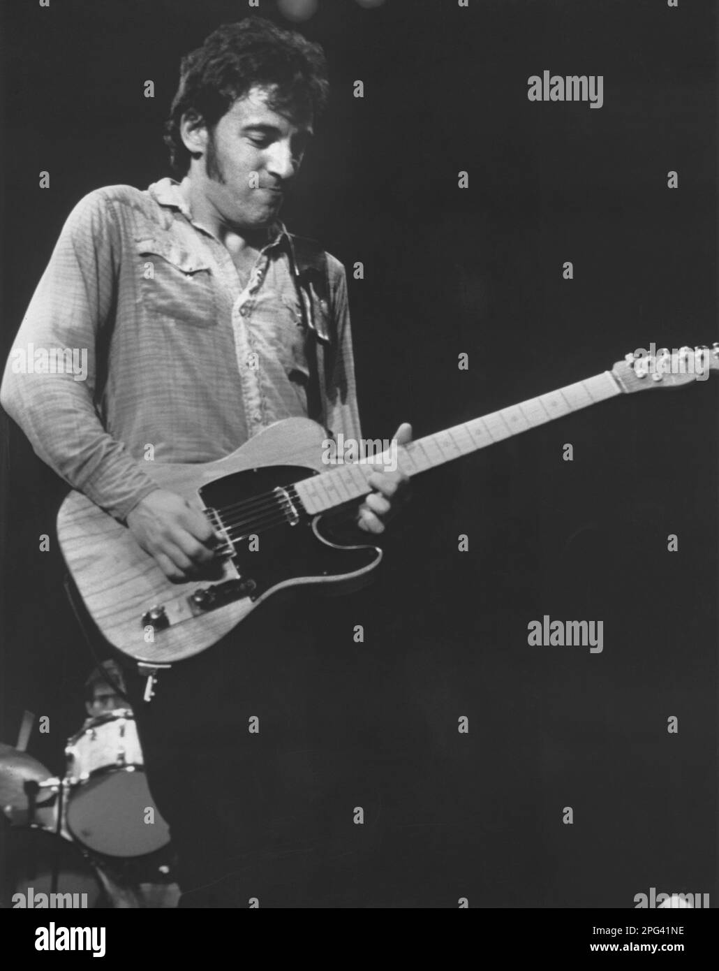 Bruce Springsteen, auteur-compositeur américain, joue de la guitare sur scène pendant un concert Banque D'Images
