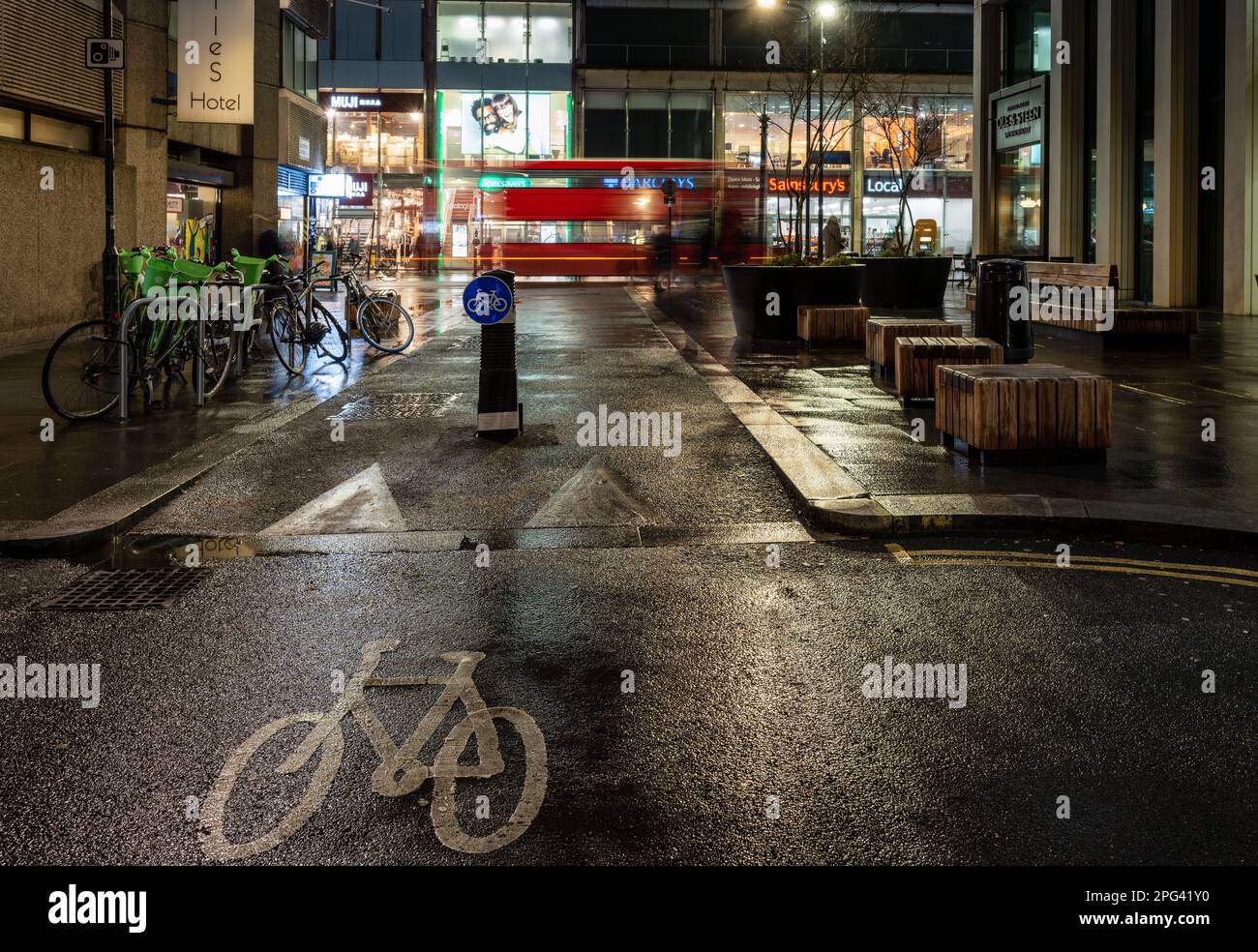Un « filtre modal » protège une allée cyclable sur Beford Avenue, dans le cadre d'un programme de réduction de la circulation et d'amélioration du domaine public sur Tottenham court RO Banque D'Images